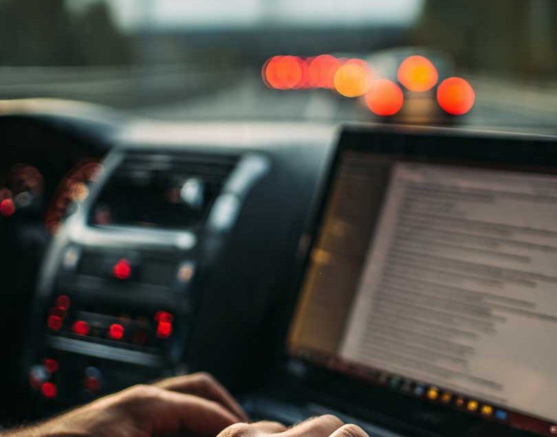 Flexibles Arbeiten: E-Mail am Steuer ein Kavaliersdelikt?