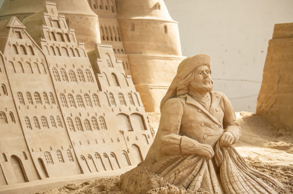 Zeitreise im Sand – Sandskulpturen-Ausstellung Travemünde 2026