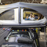 Dachzelte sind ein Trendthema auf dem Caravan Salon Düsseldorf 2026. In Halle 7a zeigen zahlreiche Hersteller neue Modelle für Paare und Familien.