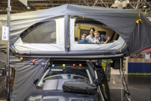 Dachzelte sind ein Trendthema auf dem Caravan Salon Düsseldorf 2026. In Halle 7a zeigen zahlreiche Hersteller neue Modelle für Paare und Familien.