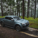 Der Isuzu D-Max startet 2026 mit zahlreichen Neuerungen durch. Herzstück ist ein neu entwickelter 2,2-Liter-Dieselmotor mit 163 PS und 400 Nm Drehmoment. Dazu kommen eine neue Achtgang-Automatik, optische Überarbeitungen und weiterhin bis zu 3,5 Tonnen Anhängelast.