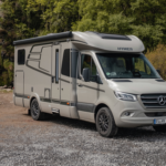 Hymer GT-S 685 im Porträt: Teilintegriertes Reisemobil auf Mercedes-Benz Sprinter mit Einzelbetten, Raumbad, 150 PS und viel Komfort.